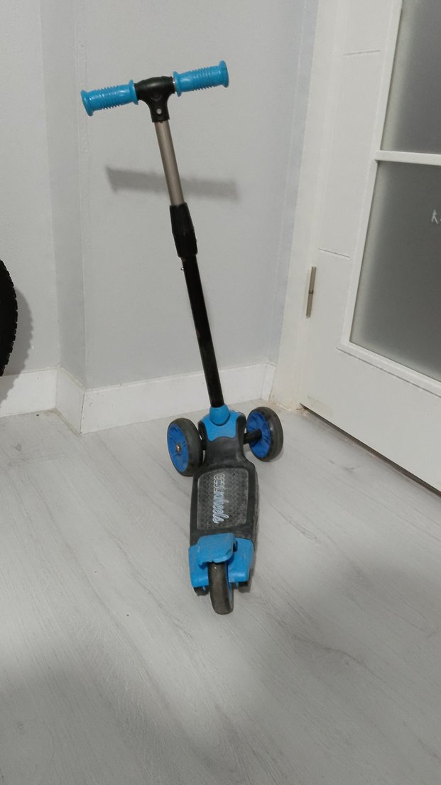 Çocuklar için renkli mavi scooter - Görsel 2
