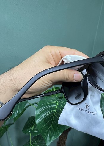 Louis Vuitton Siyah erkek Güneş Gözlüğü - Görsel 4