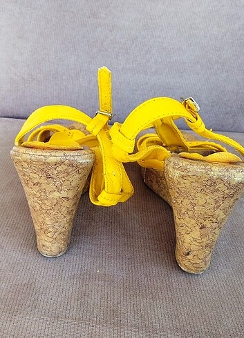 39 Beden Sarı topuklu sandalet 