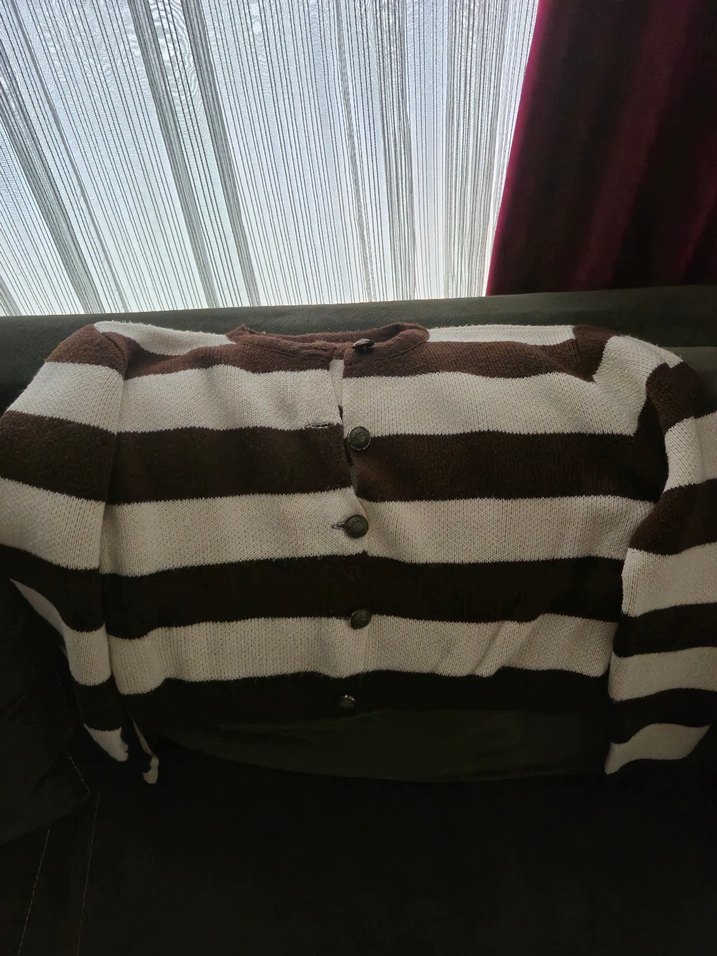 Düğmeli Kahverengi Çizgili Hırka - Görsel 3