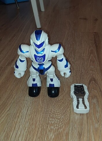 Dans eden müzikli kumandalı robot yepyeni