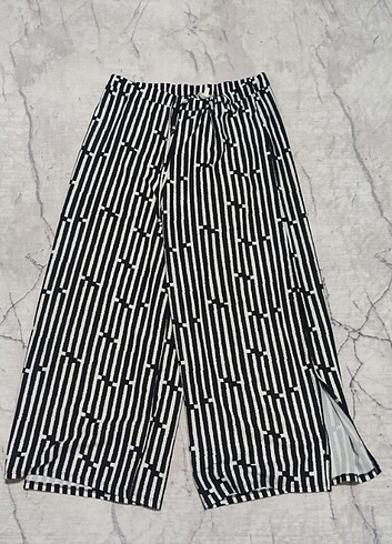 Siyah beyaz çizgili pantolon 