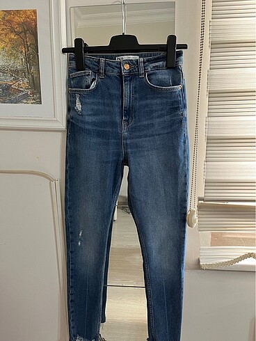 Zara paçaları püsküllü jean