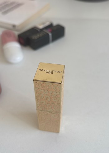 Ruj Kırmızı Canlı Renkli Revolution Pro - Görsel 3