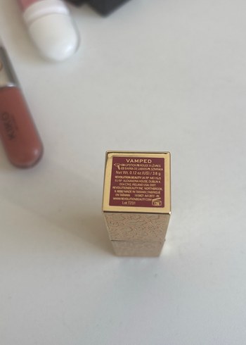 Ruj Kırmızı Canlı Renkli Revolution Pro - Görsel 2