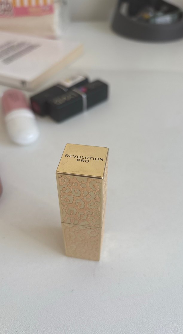Ruj Kırmızı Canlı Renkli Revolution Pro - Görsel 3