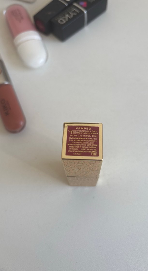 Ruj Kırmızı Canlı Renkli Revolution Pro - Görsel 2