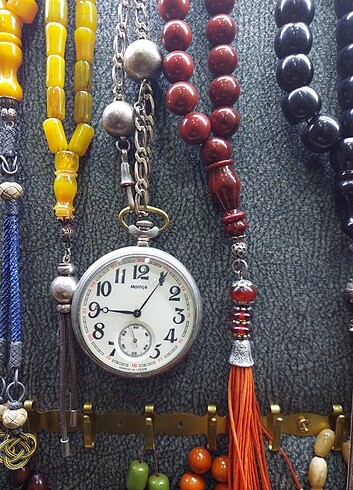 Rus antika kurmalı Molnija köstekli saat.