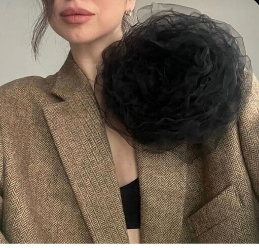Siyah tül broş