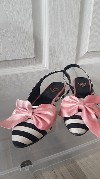 Pembe kurdeleli babet