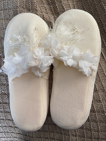 Tüylü incili lohusa terliği ve çiçekli taç - Görsel 3