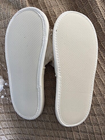 Tüylü incili lohusa terliği ve çiçekli taç - Görsel 4