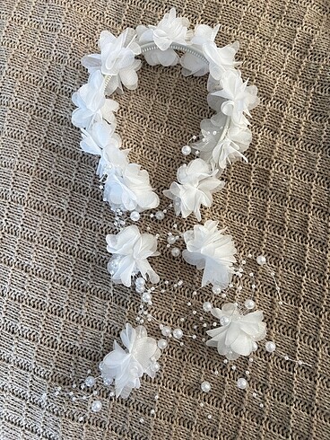 Tüylü incili lohusa terliği ve çiçekli taç - Görsel 2