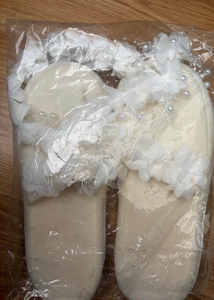 Tüylü incili lohusa terliği ve çiçekli taç - Görsel 5