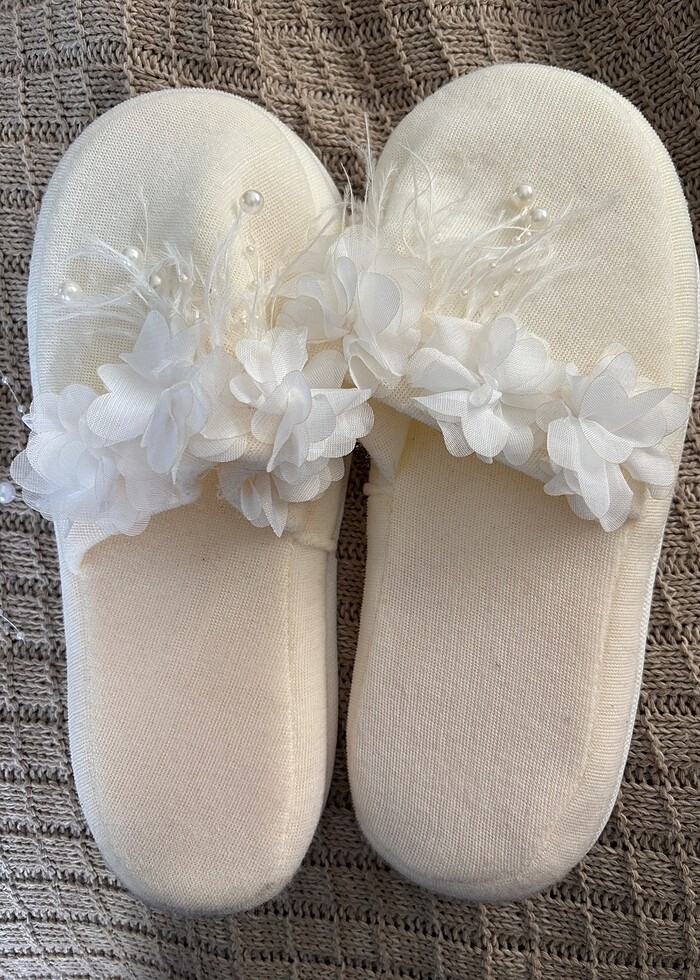 Tüylü incili lohusa terliği ve çiçekli taç - Görsel 3