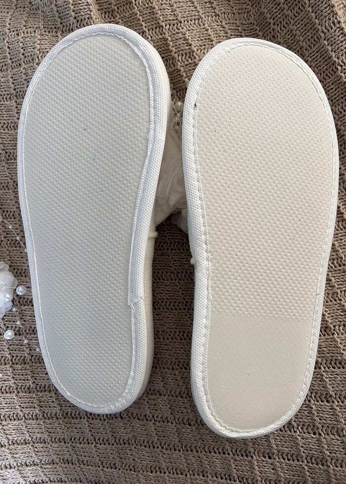 Tüylü incili lohusa terliği ve çiçekli taç - Görsel 4