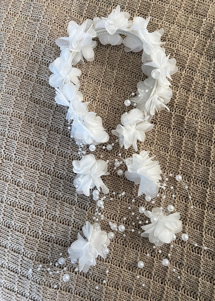 Tüylü incili lohusa terliği ve çiçekli taç - Görsel 2