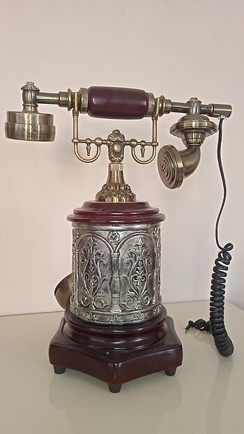 Eski tasarım çalışan telefon 