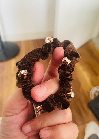 Koyu Kahverengi Süet Lastikli Saç Tokası ve siyah toka - Görsel 2