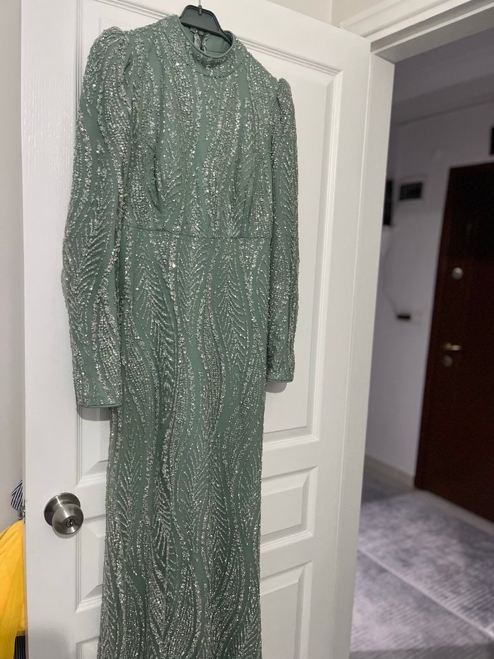 Uzun Kollu Boncuk İşlemeli Yılan Desenli Abiye - Görsel 2