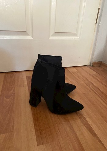 Siyah Süet Tokalı Kadın Bot