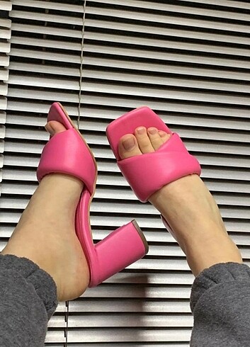 Pembe35 numara siyah taşli terlik 35 numara