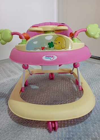 Kız bebek yürüteç