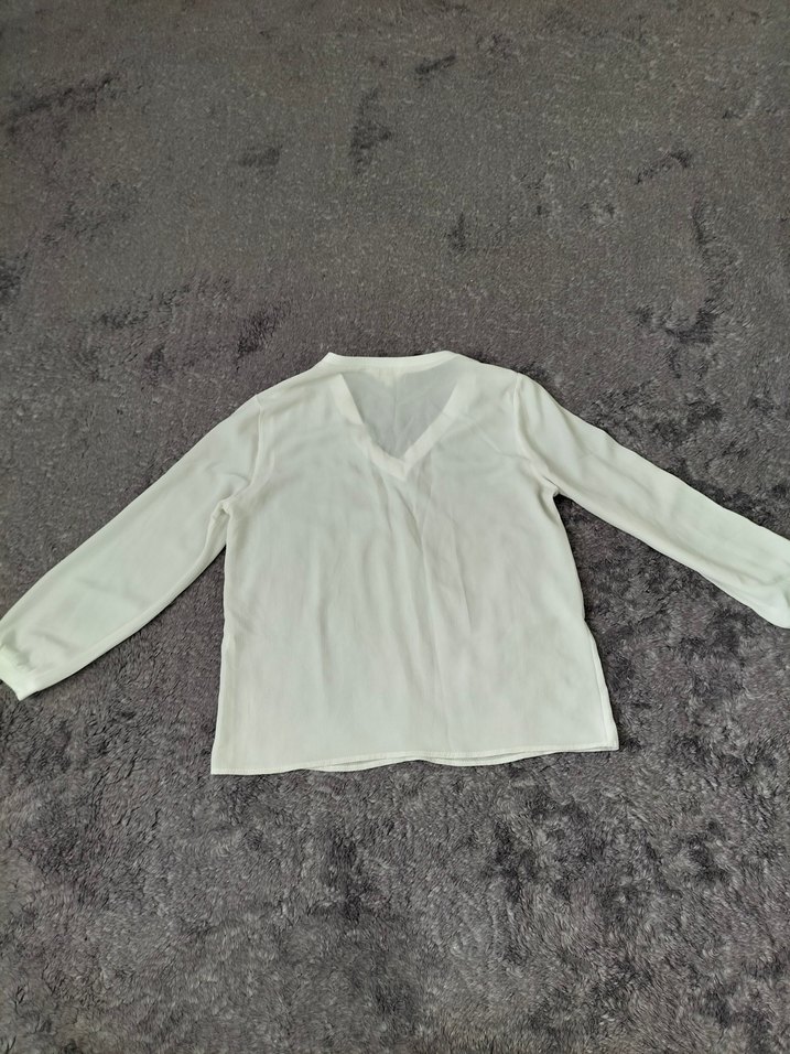 V Yaka Beyaz Kadın Uzun Kollu Bluz - Görsel 3