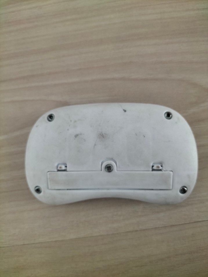 Beyaz ve Gri Kablosuz Akülü Araba Kumandası - Görsel 4