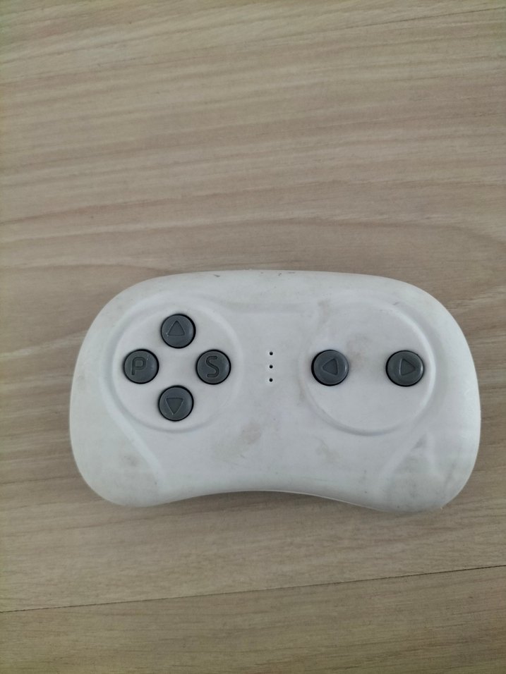 Beyaz ve Gri Kablosuz Akülü Araba Kumandası - Görsel 2