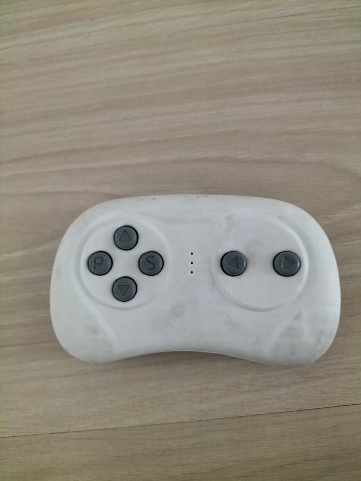 Beyaz ve Gri Kablosuz Akülü Araba Kumandası - Görsel 3