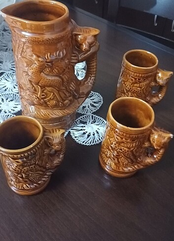 Sürahi 3 tane de kupalı bardağa