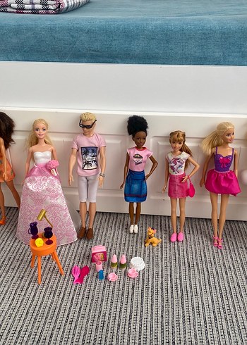 Barbie Pembe Elbiseli Bebek ve Aksesuarları