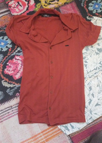 Kırmızı Düğmeli  Kısa Kollu Gömlekler - Görsel 2