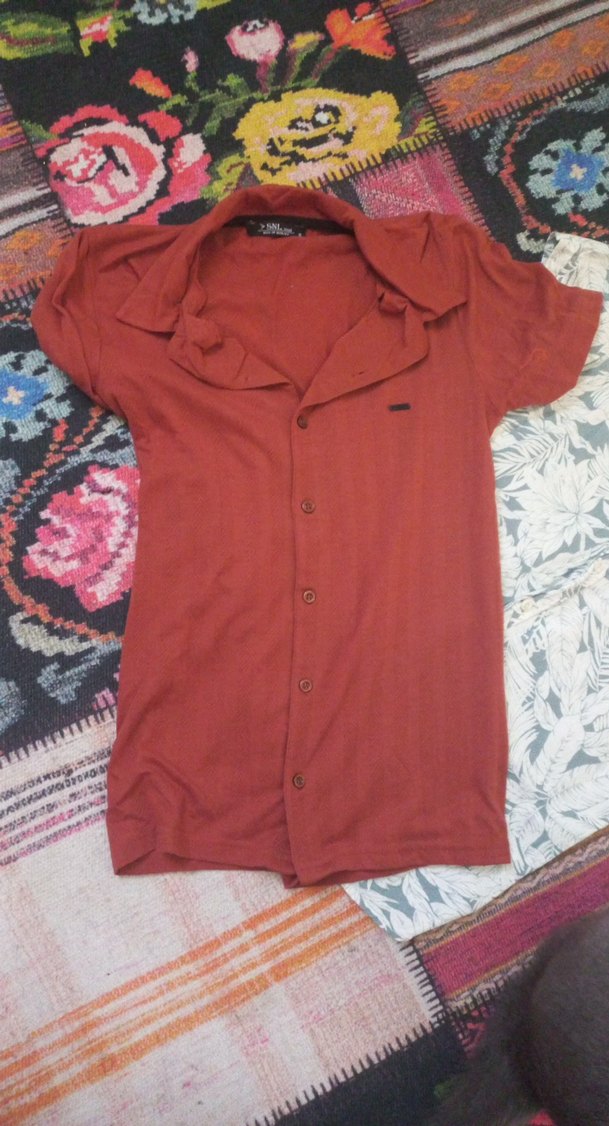 Kırmızı Düğmeli  Kısa Kollu Gömlekler - Görsel 2