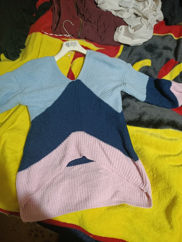 V Yaka Renkli Örgü Kadın Kazak - Görsel 2