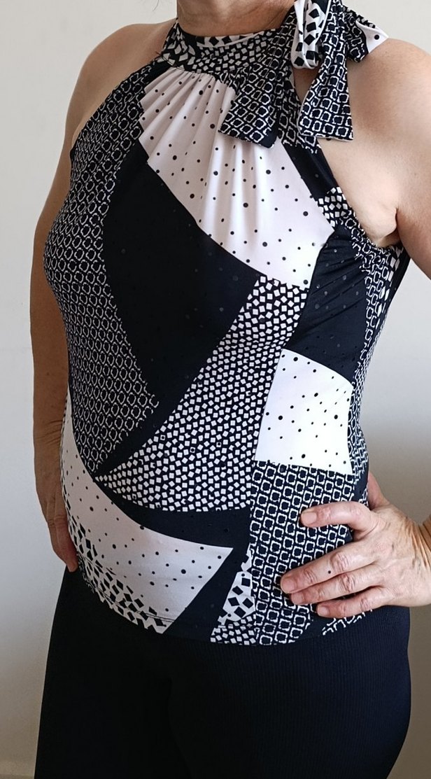 Desenli Drapeli Halter Yaka Bluz - Görsel 2