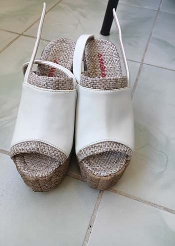 Beyaz Kadın Dolgu Topuklu Sandalet