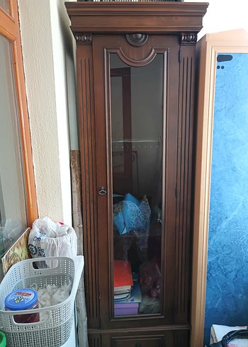 Koyu Kahverengi Ahşap Camlı Dolap