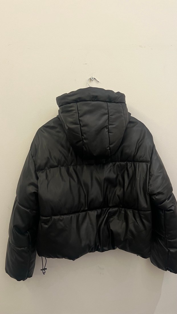 Bershka Siyah Kapüşonlu Şişme Mont — görsel 9/10