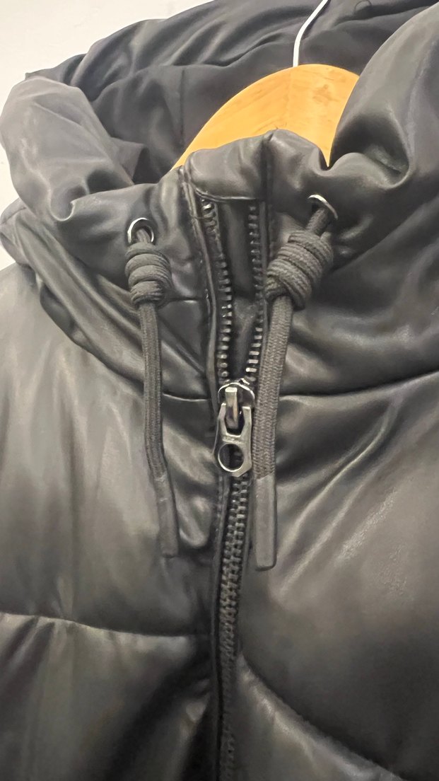 Bershka Siyah Kapüşonlu Şişme Mont — görsel 8/10