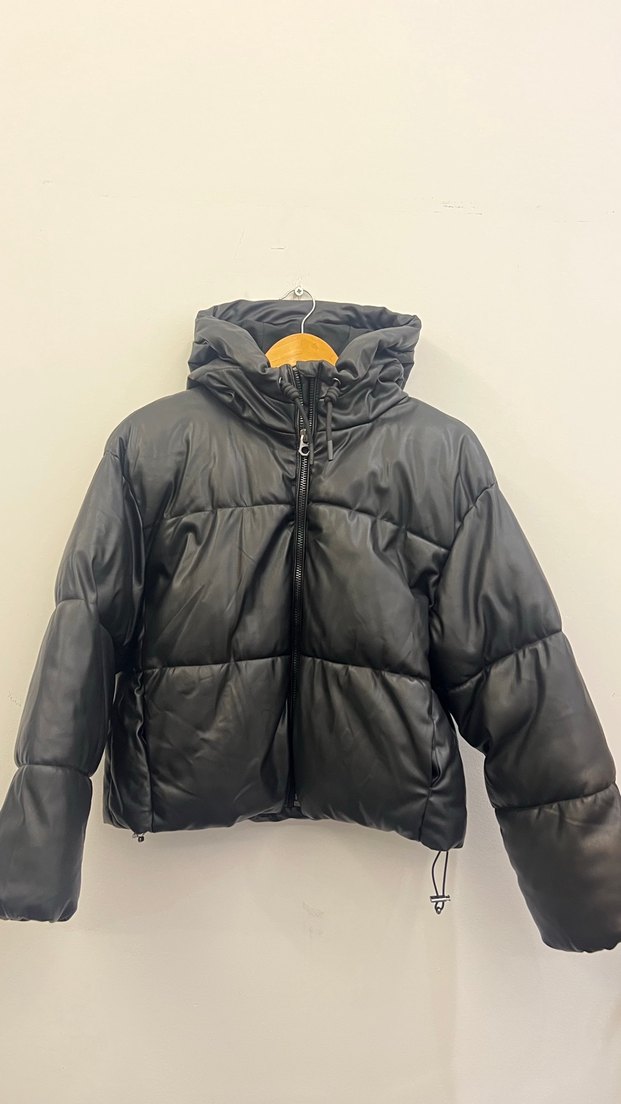 Bershka Siyah Kapüşonlu Şişme Mont — görsel 5/10