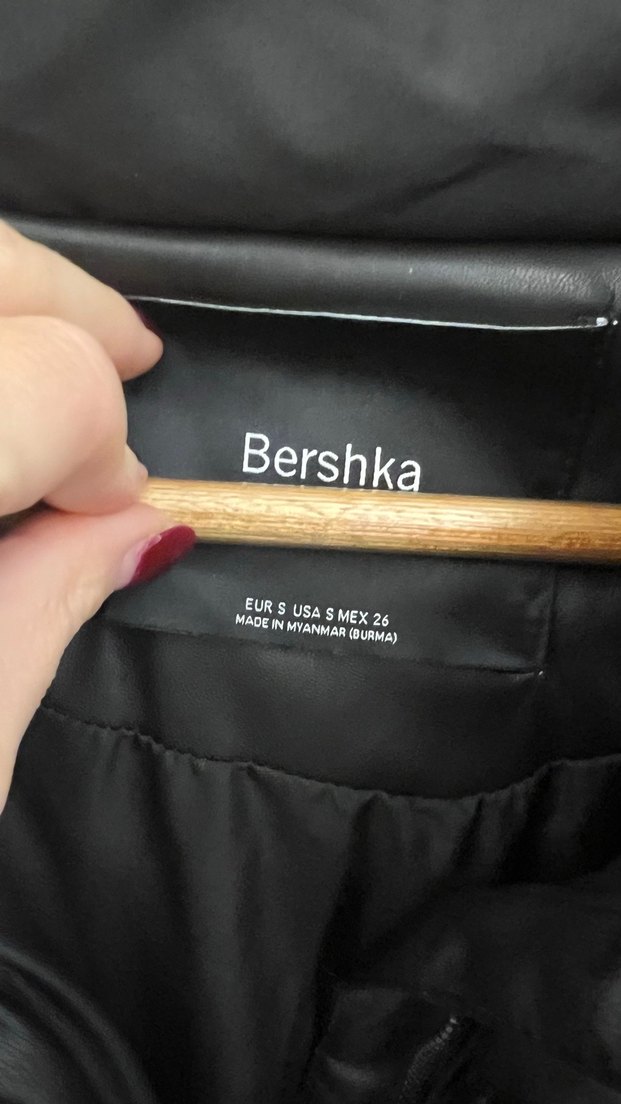 Bershka Siyah Kapüşonlu Şişme Mont — görsel 7/10