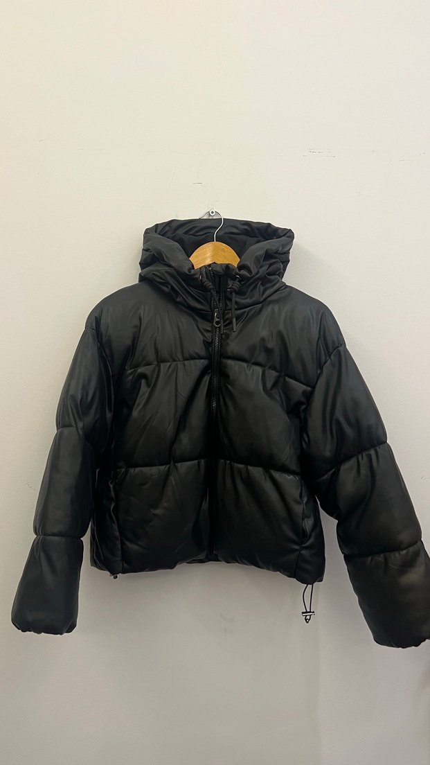 Bershka Siyah Kapüşonlu Şişme Mont — görsel 4/10