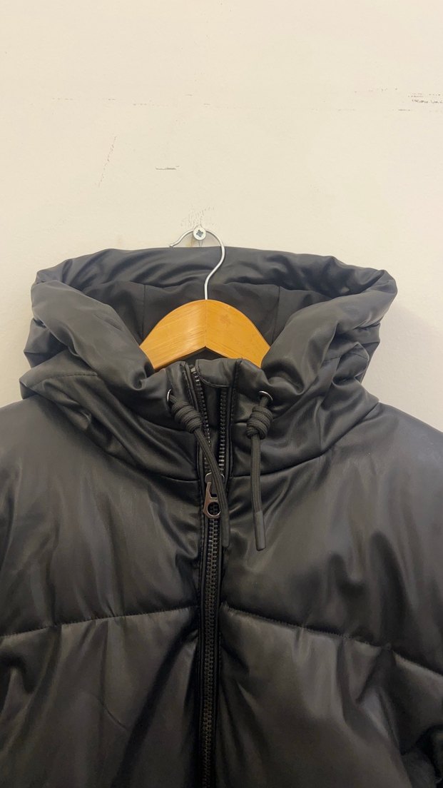 Bershka Siyah Kapüşonlu Şişme Mont — görsel 6/10