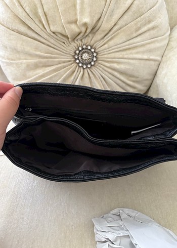  Beden siyah Renk Bershka suni deri zincirli çanta