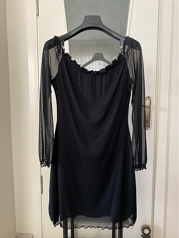 Siyah kayık yaka tül detaylı gece elbisesi