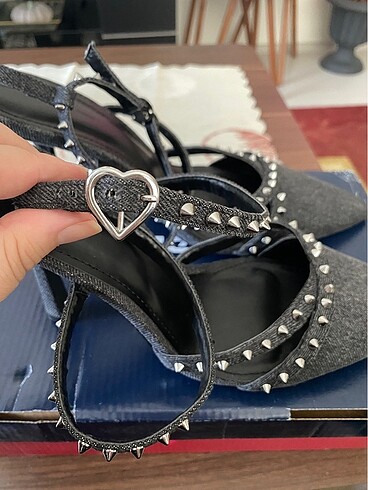 41 Beden Bershka zımbalı topuklu ayakkabı