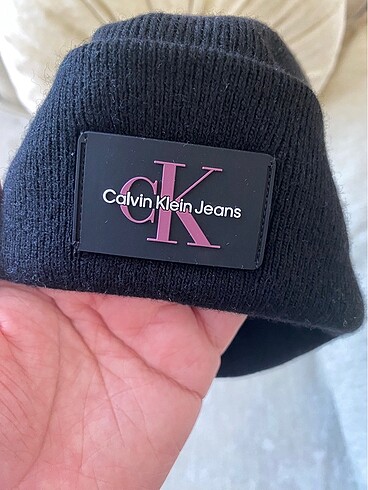  Beden Calvin Klein monologo şapka bere