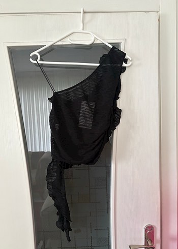 m Beden siyah Renk Zara Siyah Asimetrik Fırfırlı Tek Omuzlu Bluz
